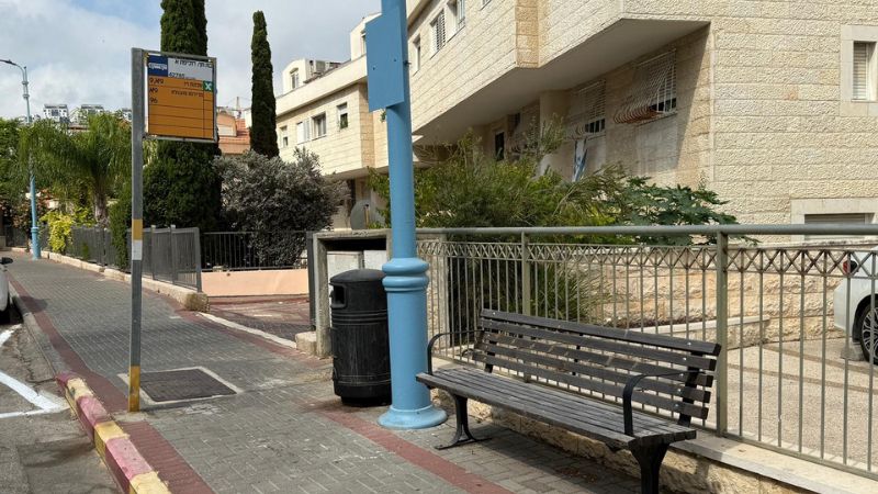תחנת אוטובוס ברמת חן | צילום: חגית הורנשטיין