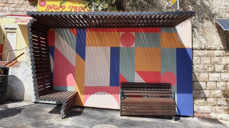 תחנת אוטובוס מעוצבת בפינת הרחובות יחיאל וסירקין בשוק תלפיות | צילום: אתר יפה נוף
