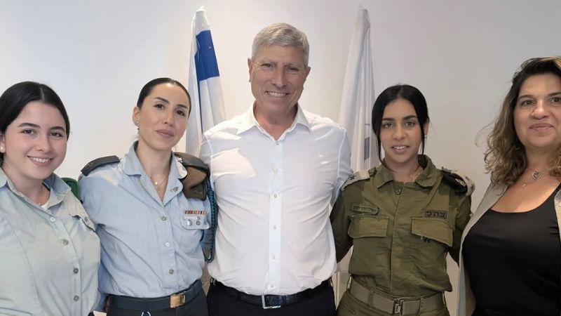 יעקב פרץ עם נציגי הצבא | צילום: דוברות עיריית קרית אתא