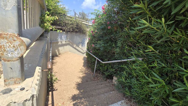 הגישה למעבר התת קרקעי בשכונת שער העלייה | צילום: רדיו חיפה