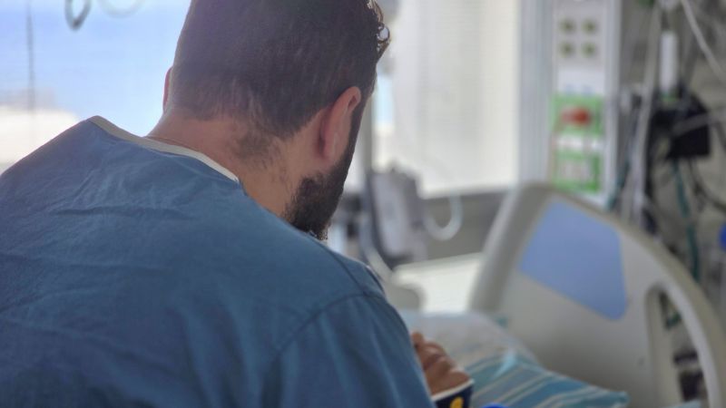 הרופא הדרוזי הישראלי במפגש עם קרובת המשפחה הדרוזית סורית שמעולם לא פגש | צילום: דוברותרמב