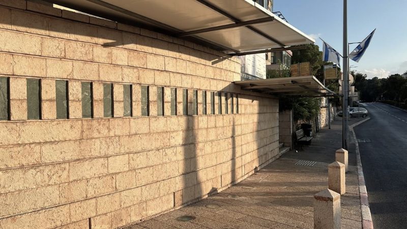 17 חריצי שיש דמויי חלונות צרים, כמספר הנופלים. האנדרטה לזכר הנופלים בפיגוע בקו 37 | צילום: רדיו חיפה