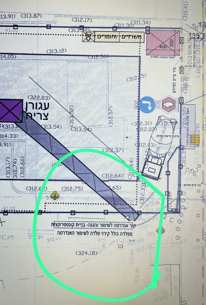 חניית מערבל הבטון מאחורי קיר ההנצחה