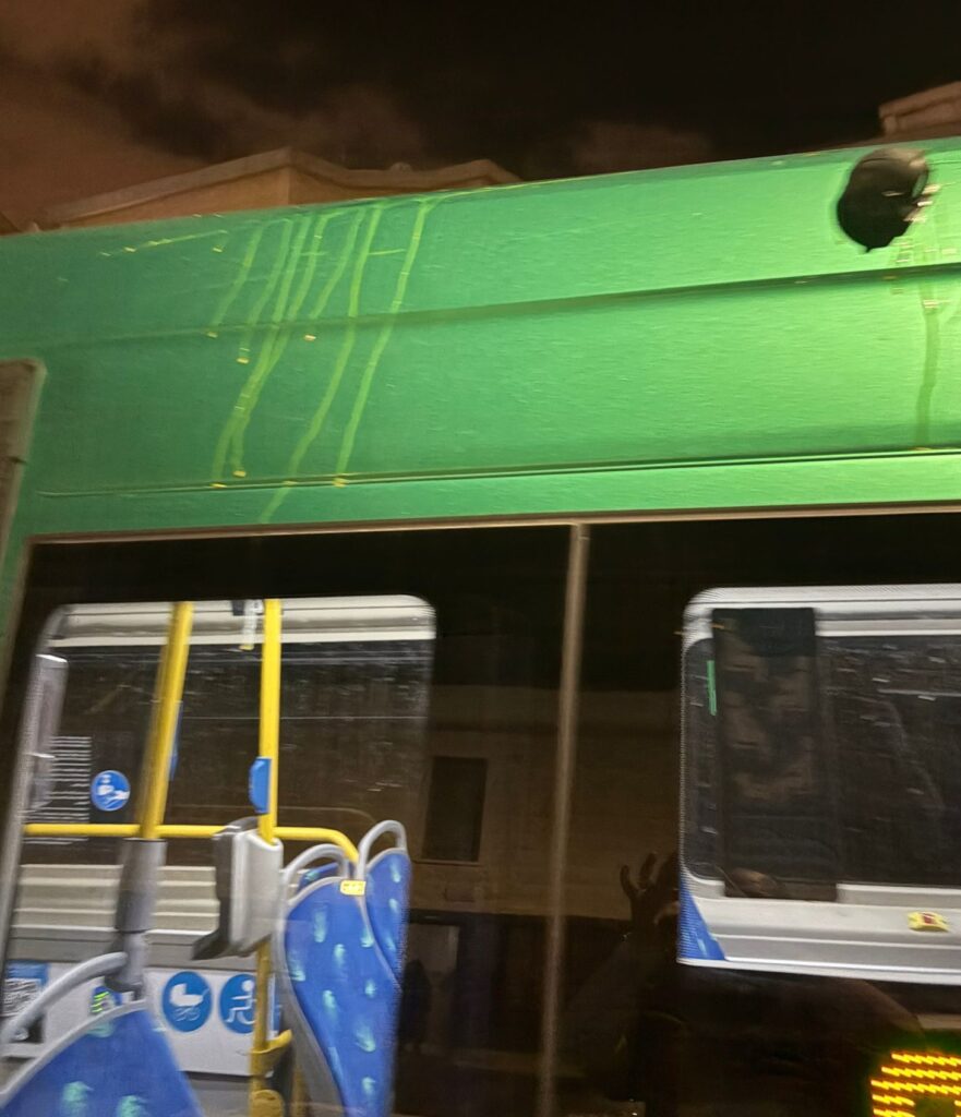 אוטובוס לאחר התקפה של עשרות ביצים | צילום: אלבום פרטי