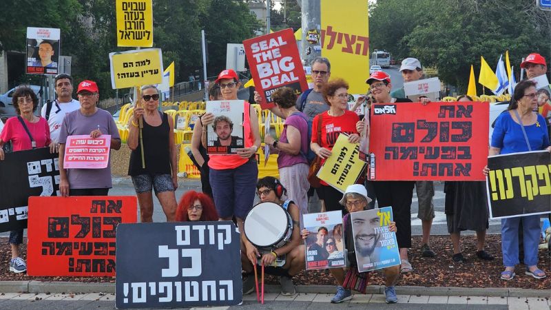 חיפה עם החטופים: בראשון עצרות מחאה לאורך כל היום