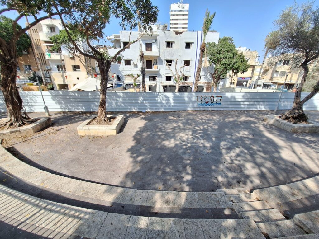 אמפי נורדאו שנפגע מטיל איראני | צילום: עומר מוזר