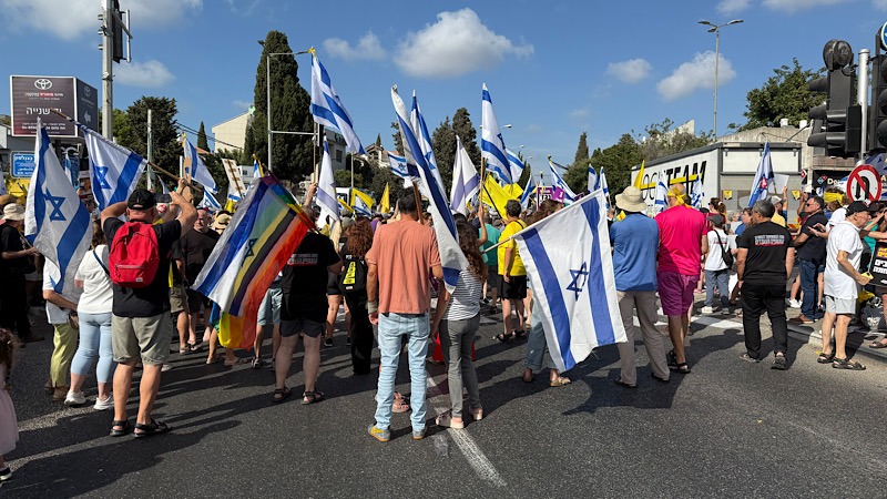 בפעם השנייה היום, כיכר ספר נחסם לתנועה בכל הכיוונים