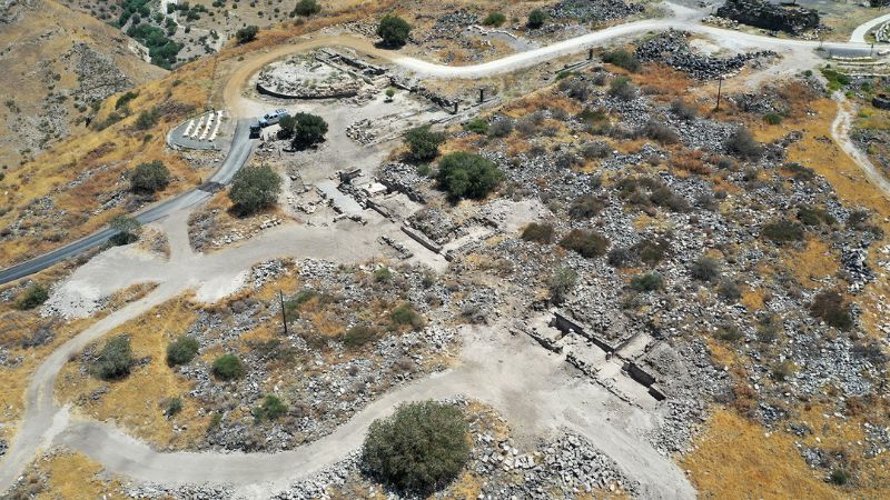 אזור חפירות הכתובת "שלום על הזקנים" בכניסה לאחד המבנים של העיר | צילום: ד"ר מיכאל איזנברג