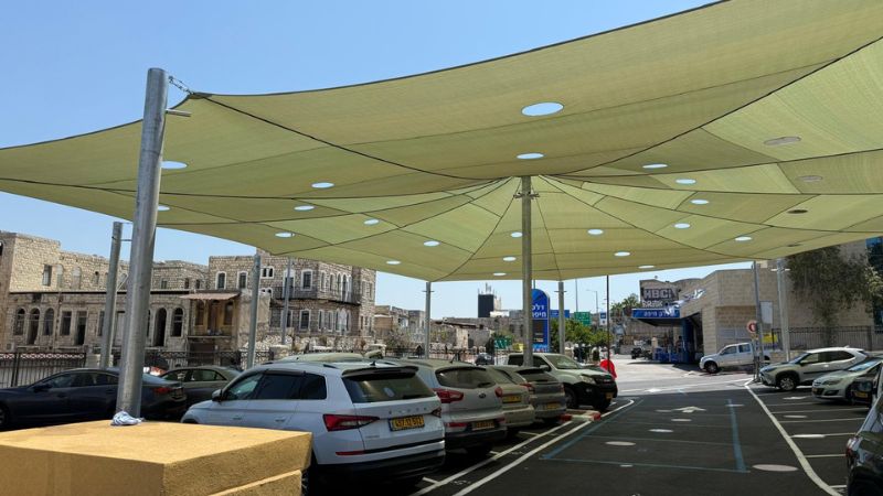 אחרי. צל מעל החנייה המשמשת את שוק הרוכלים | צילום: חגית הורנשטיין