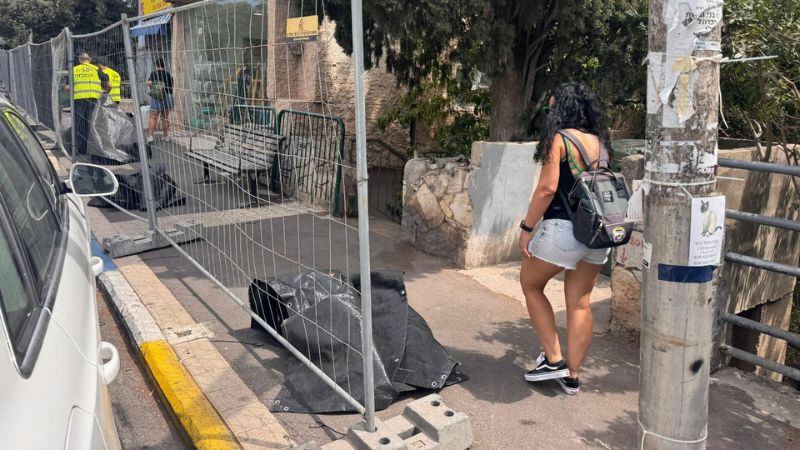מסירים את היריעות מהגדרות | צילום: דנה גזית