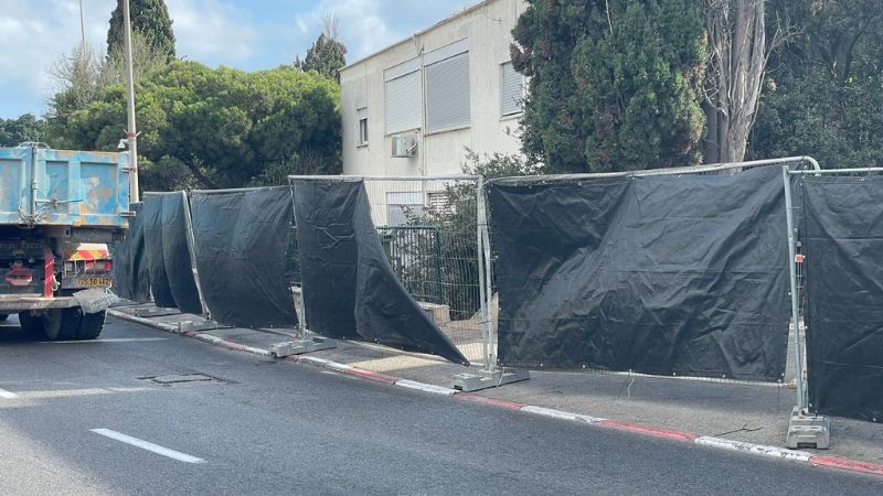 יריעות שחורות לאורך ציר מוריה | צילום: דנה גזית