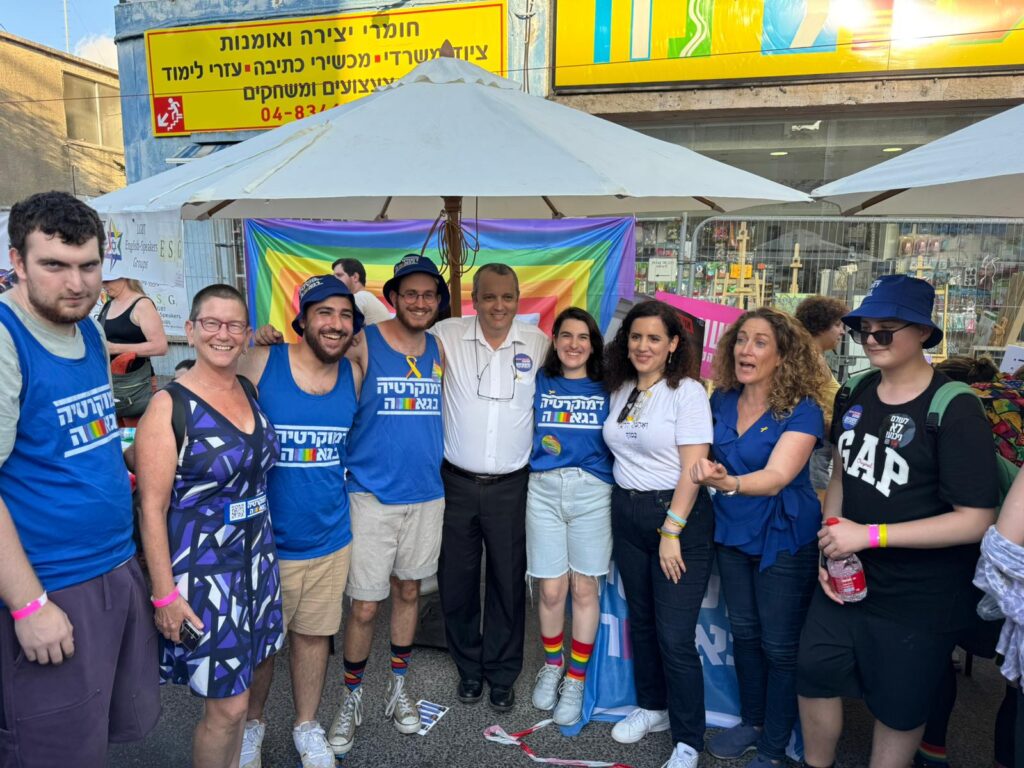 חברי הכנסת נעמה לזימי וגלעד קריב עם פעילים של הדמוקרטים | צילום: דוברות הדמוקרטים