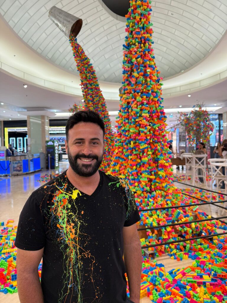 האמן סאם חלבי והמיצג