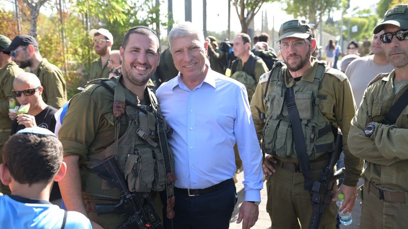 יעקב פרץ עם מילואימניקים בגדוד כרמל | צילום: דוברות עיריית קרית אתא