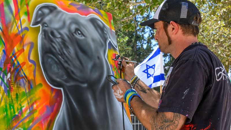 האמן בנצי ברופמן בפעולה | צילום: עופר אשכנזי