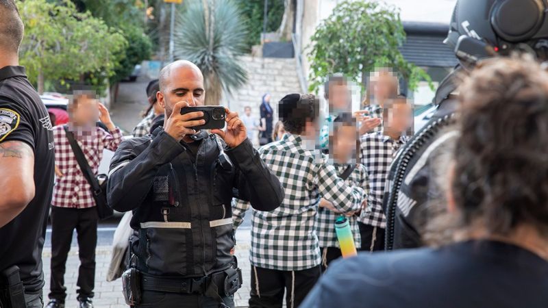 פקח עירוני מצלם את הפעילים | צילום: יאיר גיל