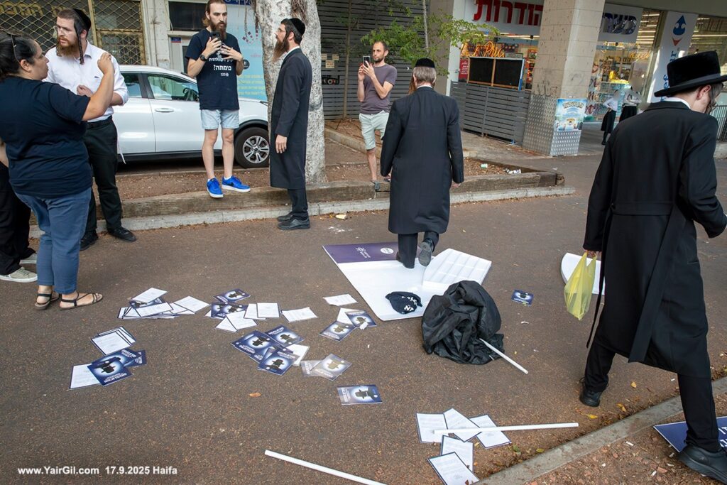 חרדים הורסים את דוכן חוזרים בתבונה | צילום: יאיר גיל