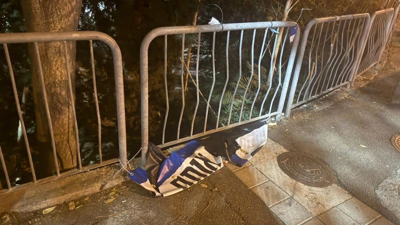 תופעה כואבת ומקוממת: מי תולש את שלטי החטופים בחיפה?