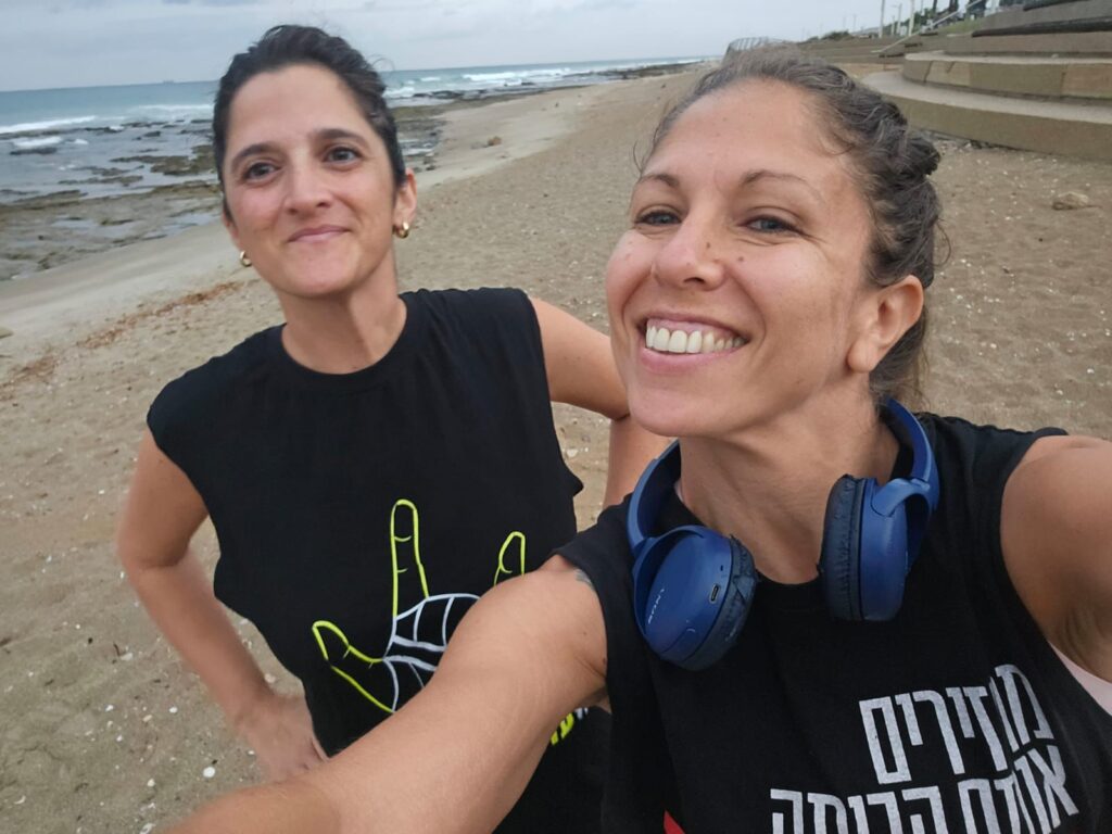 ד"ר דניאלה מזור וליאת אופיר מחייכות מכל הלב לאחר שנתיים | צילום: עצמי