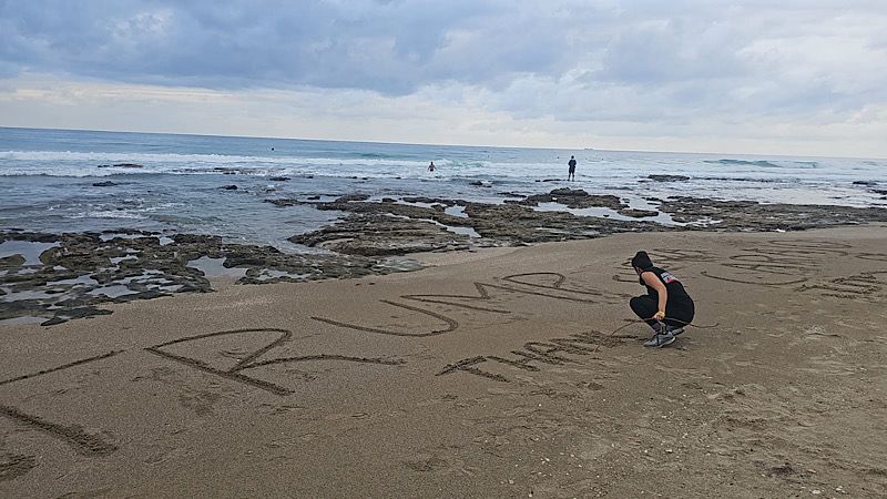 "תודה טראמפ", הכתובת בחול של ד"ר דניאלה מזור | צילום: ליאת אופיר