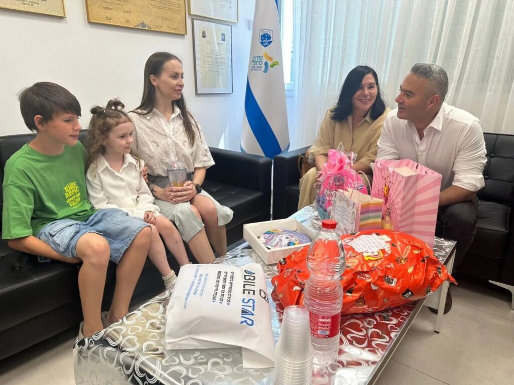 משפחת הרקין מתארחת בלשכת ראש העיר טירת הכרמל | צילום: דוברות עיריית טירת כרמל