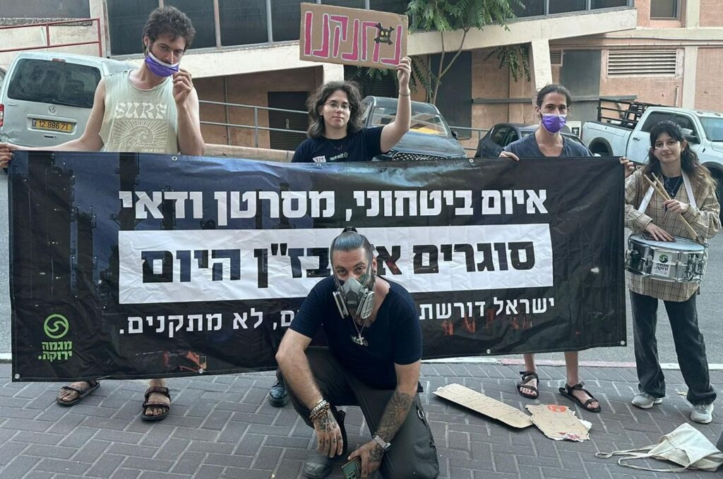 אליאס ברשדסקי (יושב) וחברי מגמה ירוקה | צילום: אלבום פרטי