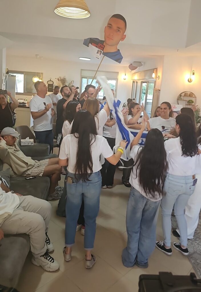 החגיגות בבית משפחת אנגרסט בקרית ביאליק