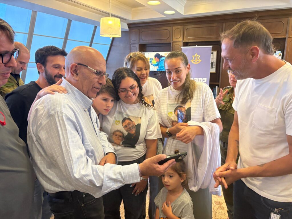 משפחת הרקין משיחתם הראשונה עם מקסים | צילום: דובר צה