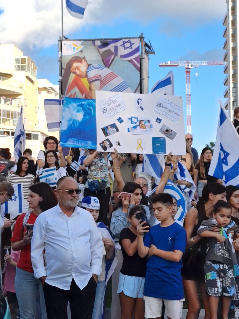 עם שלטים ודגלים ממתינים בטירת כרמל לשובו של מקסים הרקין | צילום: עומר מוזר