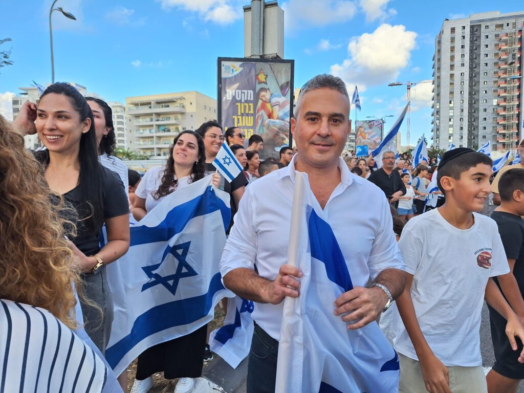 ראש עיריית טירת כרמל, דודו כהן, לא מצליח להסתיר את התרגשותו | צילום: עומר מוזר