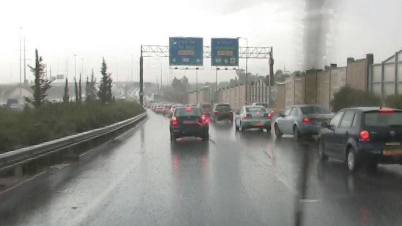 כביש רטוב וחלקלק בחורף | צילום: עמותת אור ירוק