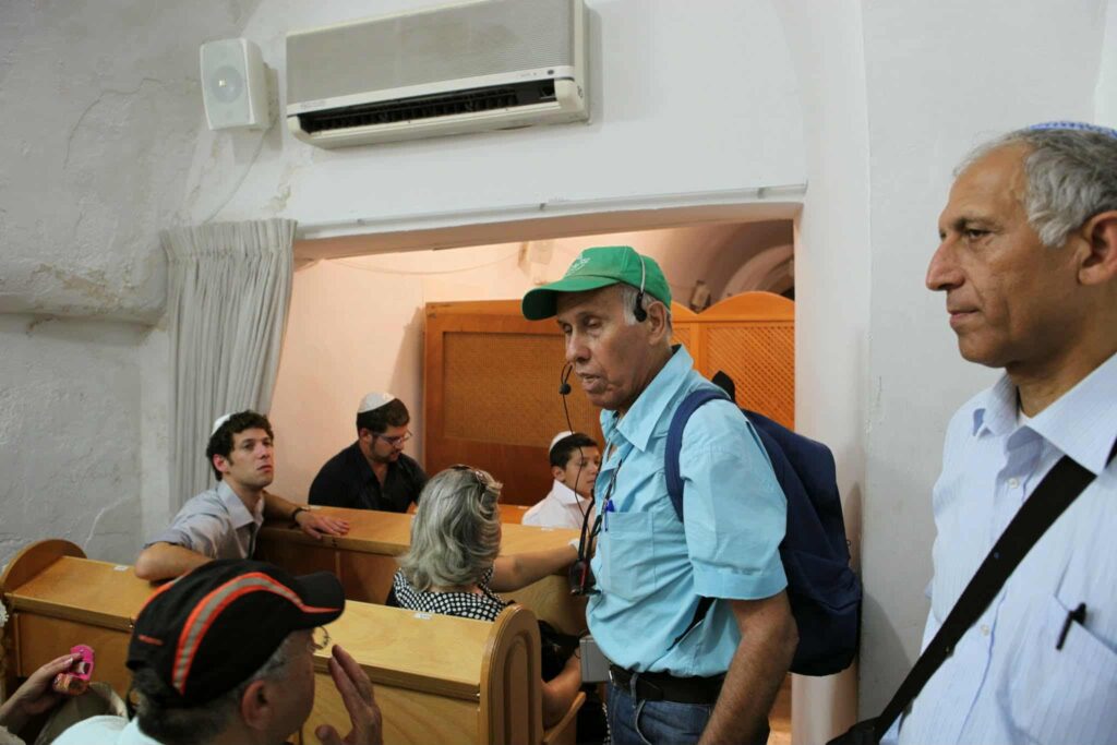 משה שרביט מדריך בבית כנסת בירושלים | צילום: באדיבות איריס שלום