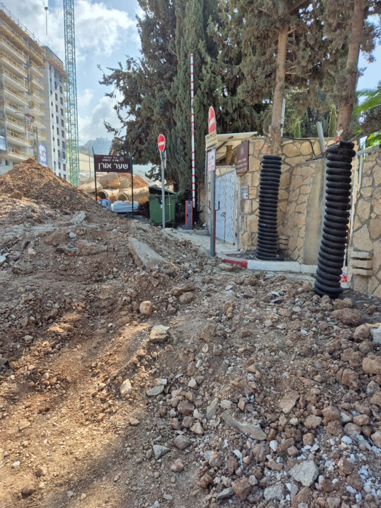 העבודות ברחוב המלך שלמה חוסמות את הכניסה לשער אורן בבית העלמין, חיפה