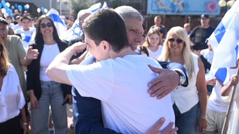 חיבוק אמיץ: ראש העיר יעקב פרץ מקבל את פניו של מקסים הרקין | צילום: דוברות עיריית קרית אתא