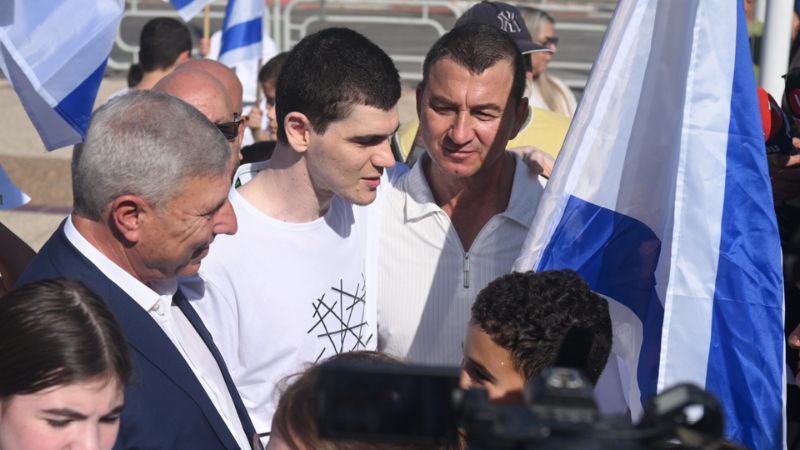מקסים הרקין, אביו וסילי קונוננקו ויעקב פרץ בקבלת הפנים לכבוד שורד השבי | צילום: דוברות עיריית קרית אתא