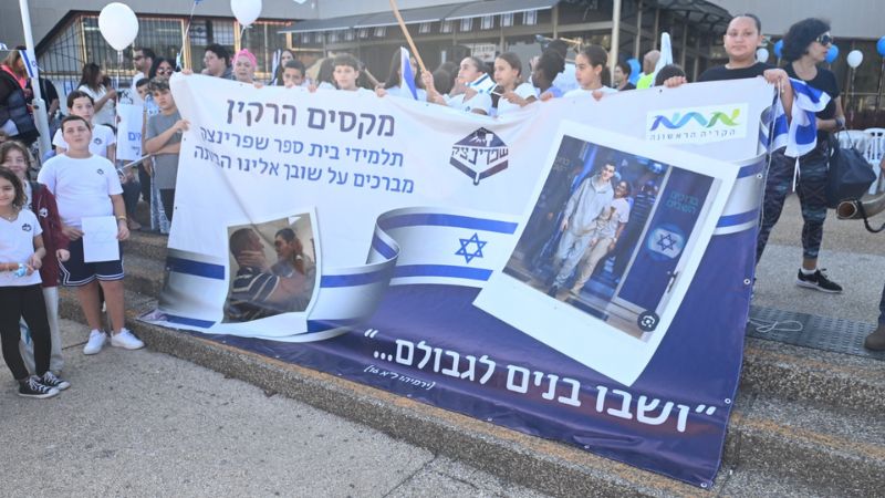 קבלת הפנים לכבוד שורד השבי מקסים הרקין בקרית אתא | צילום: דוברות עיריית קרית אתא