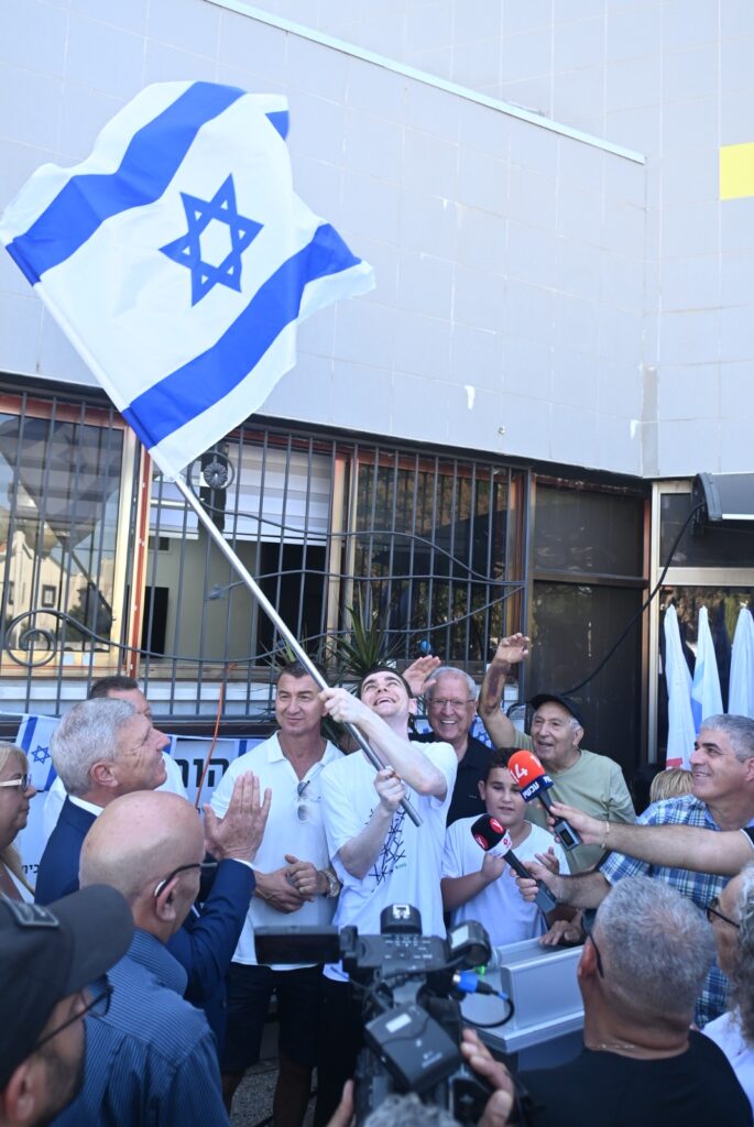 מקסים הרקין מניף את דגל ישראל | צילום: דוברות עיריית קרית אתא