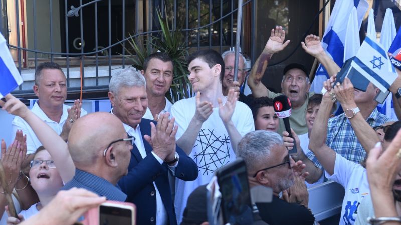 מקסים הרקין, אביו וסילי קונוננקו ויעקב פרץ בקבלת הפנים לכבוד שורד השבי | צילום: דוברות עיריית קרית אתא