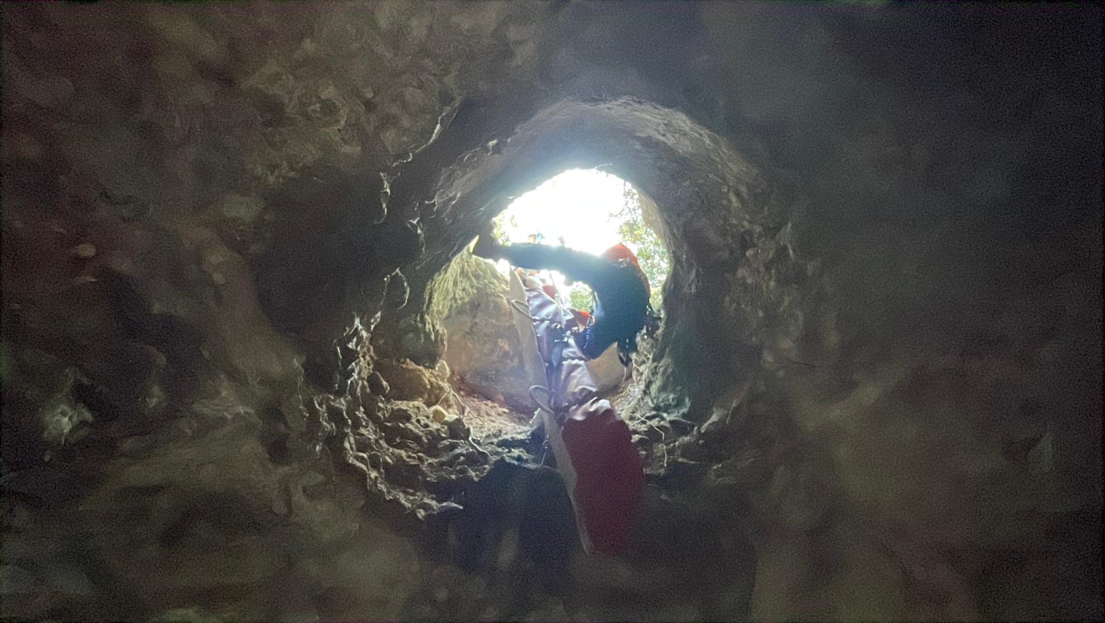 מטייל נפל לבור עמוק באזור עין הוד. צוותי חילוץ פועלים בשטח