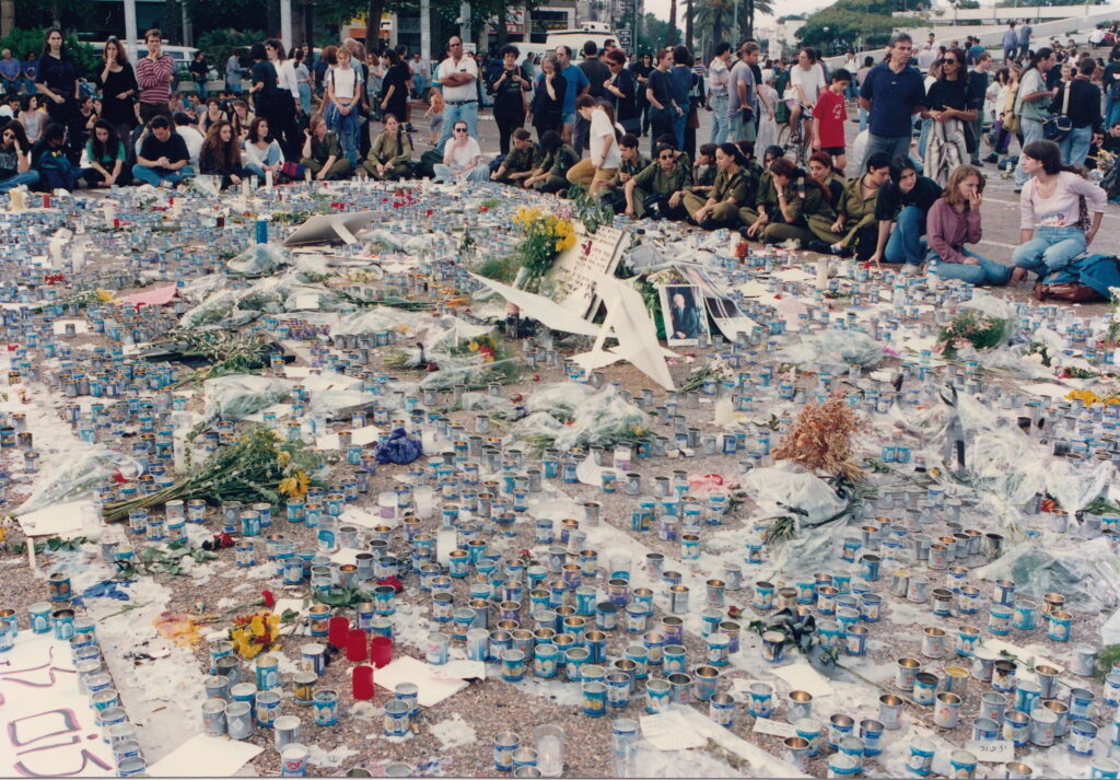 נוער הנרות. אבלים לאחר רצח ראש הממשלה יצחק רבין | צילום: צבי טיבריו קלר