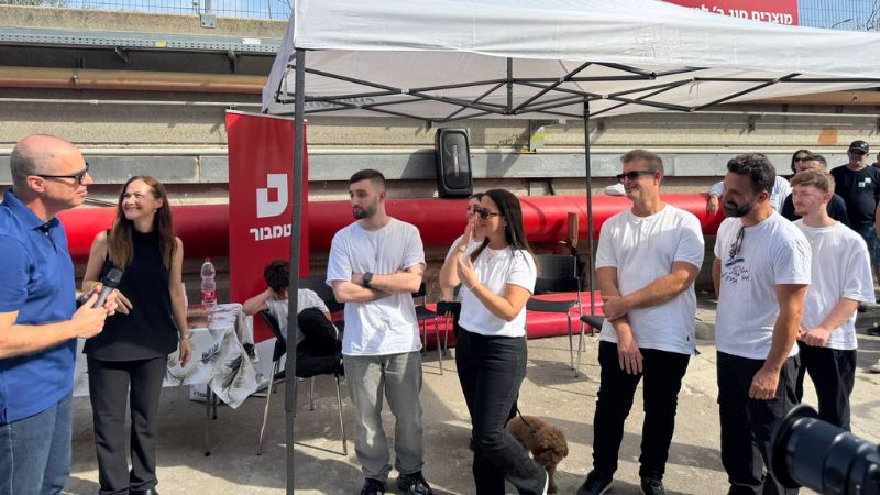 מתן אנגרסט ובני משפחתו במפעל טמבור בעכו | צילום: טמבור