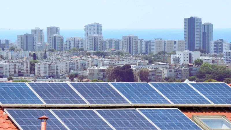 עיריית טירת כרמל מקדמת מהפכת אנרגיה מתחדשת על גגות מבני הציבור