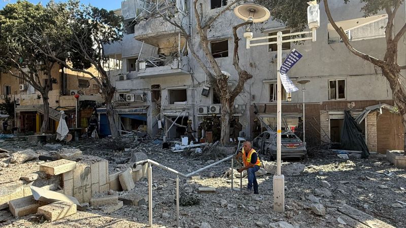 זירת נפילת הטיל האיראני בקרבת גן בנימין | צילום: ראובן כהן, דוברות עיריית חיפה