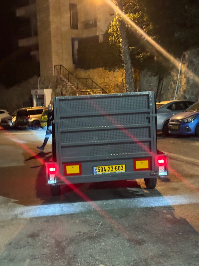 הטנדר שאסף את גופת החזיר מרחוב בייליס | צילום: נירו וקנין