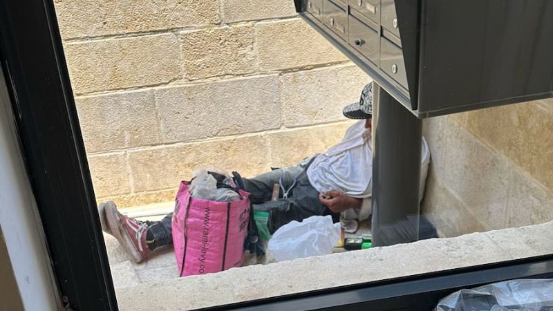 מחוסר בית בפתח חדר המדרגות בוואדי סאליה | צילום: ליאב אורנשטיין