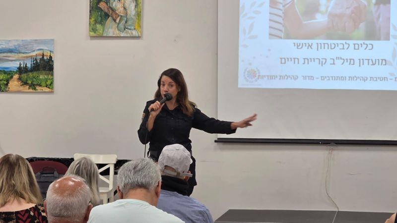 אזרחים ותיקים חיפאים לומדים להתגונן נגד עושק, הונאה ועוקץ