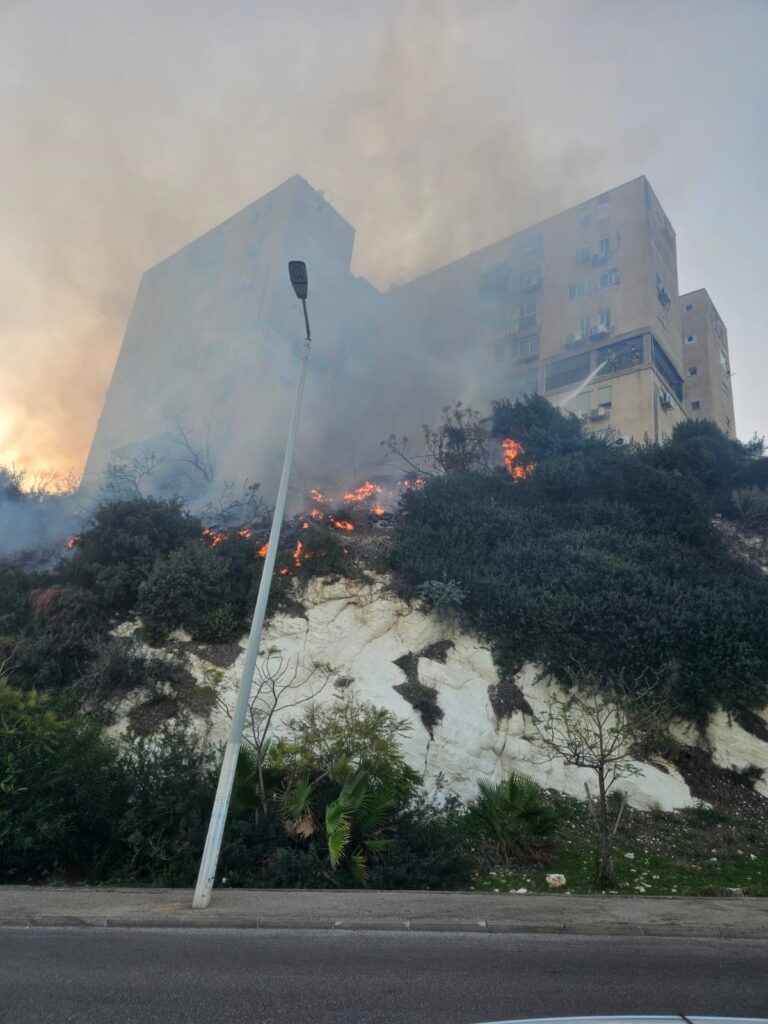 זירת השריפה בשכונת עין הים | צילום: דוברות כיבוי והצלה, מחוז חוף
