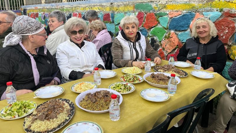 מפגש רב תרבותי בארוחה המשותפת | צילום: נעה עובדיה