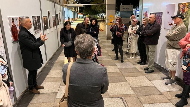 ראש העיר דודו כהן בפתיחת תערוכה בגרלית רחוב | צילום: ורה גייליס