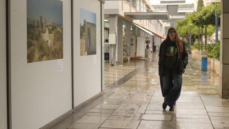 האוצרת ורה גייליס בגלריית רחוב | צילום: עומר מוזר